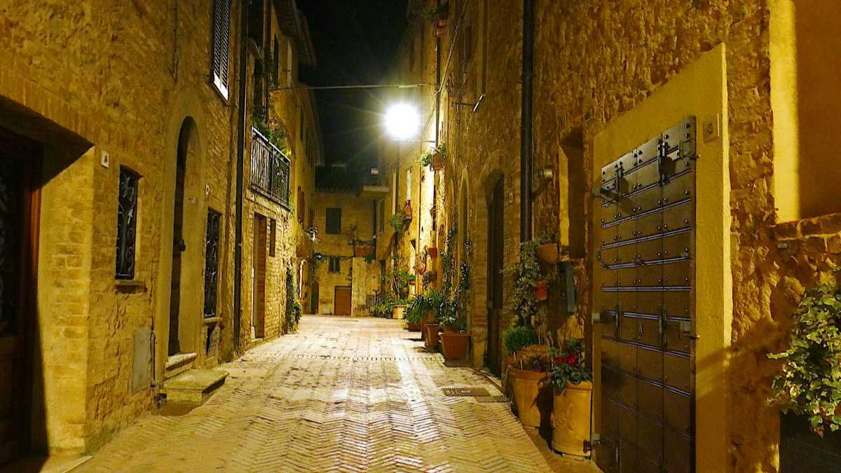 Pienza by night: passeggiate serali tra mura e scorci suggestivi