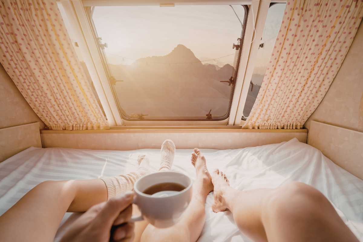Panorama di Pienza visto dall'area camper, con il centro storico sullo sfondo, atmosfera mattutina e cielo limpido